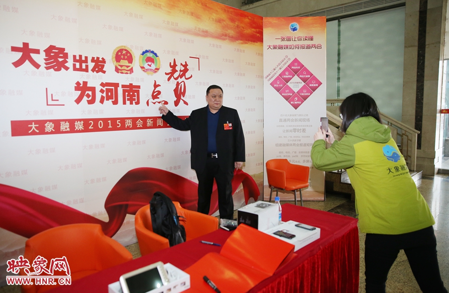 幫代表在大象融媒新聞會客廳留影拍照。