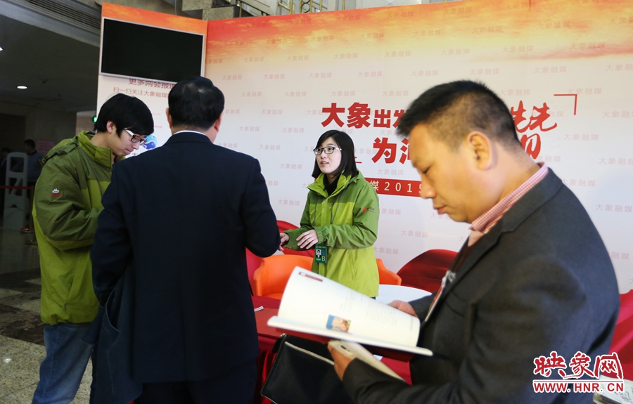 向代表、委員講解大象融媒旗下出品的新聞產(chǎn)品。