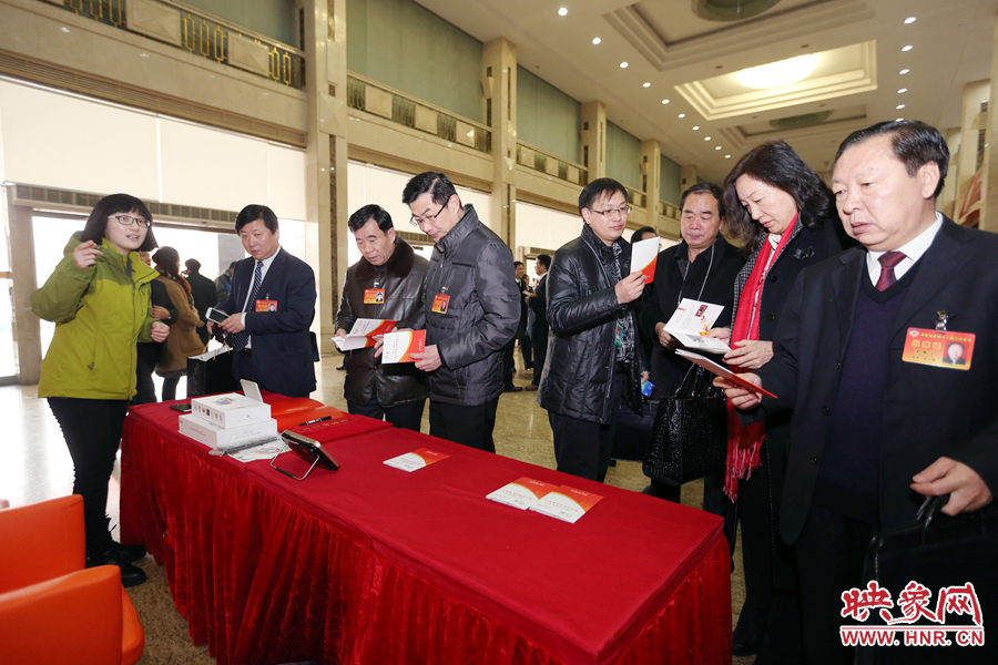 向代表、委員講解大象融媒旗下出品的新聞產(chǎn)品。