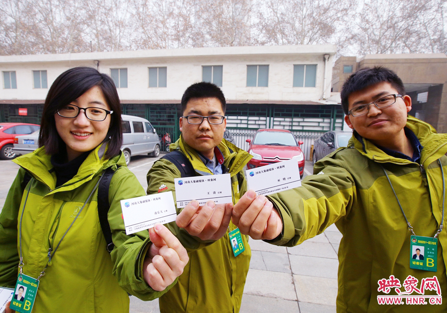 南樂天和同事展示新印制的大象融媒名片。