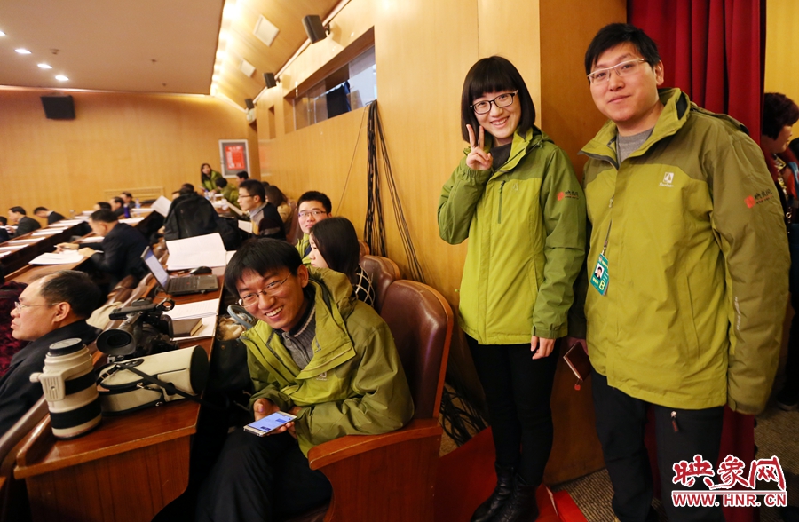 與同事一起的樂天。