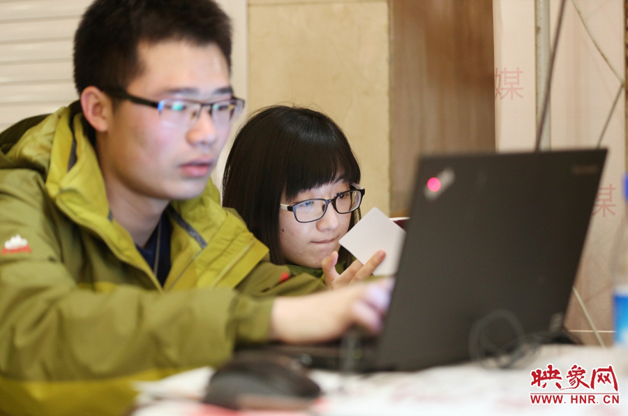 與同事現(xiàn)場寫稿子的樂天。