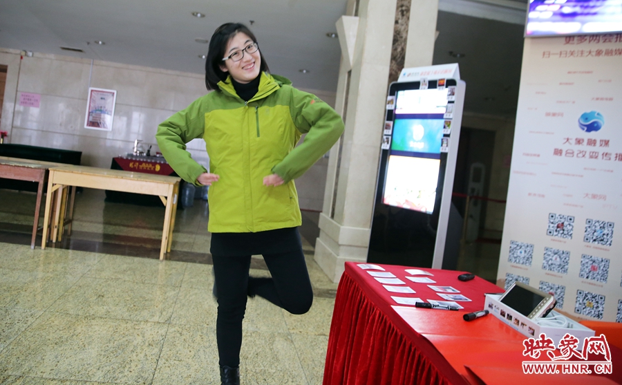 工作間隙，樂天跳起了“南式芭蕾”。