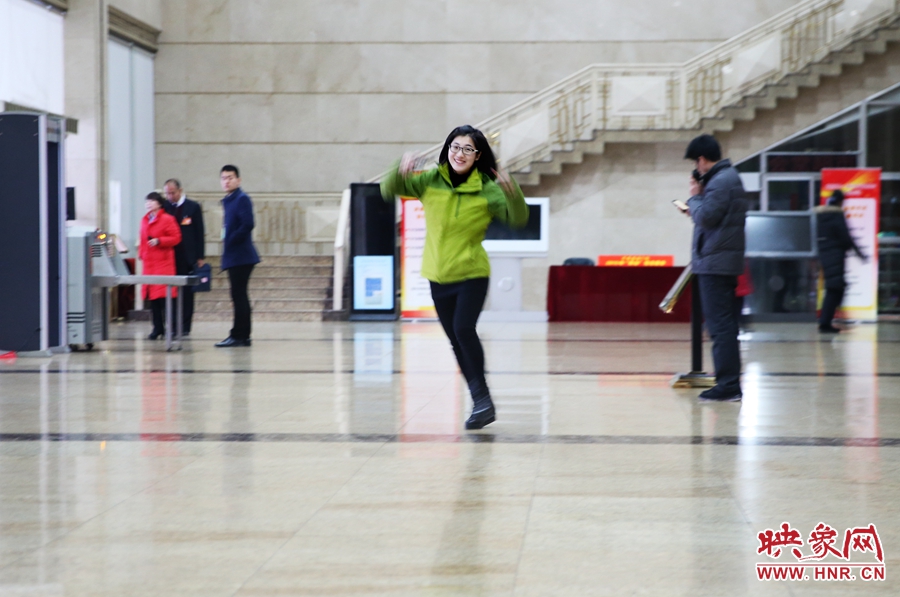 南樂天完成一個采訪后，興奮的跳了起來。