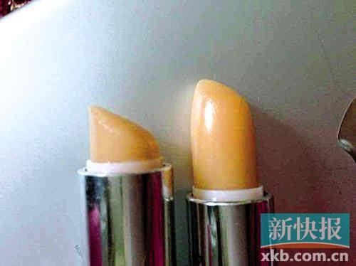 ■蘇小姐將其在專柜和聚美優(yōu)品購買的伊麗莎白雅頓唇膏對(duì)比，產(chǎn)品包裝和唇膏顏色明顯不同。