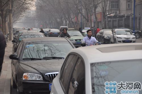 　業(yè)主將車停到經(jīng)一路上，給路人造成很大的不便