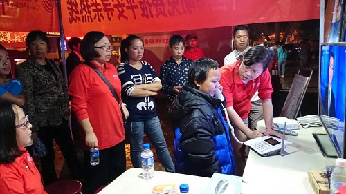 小男孩走失,移動(dòng)員工幫他們找 親人 小男孩走失,移動(dòng)員工幫他們找 親人