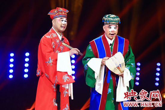 田相偉(右)表演喜劇《吹?!沸Ψ珗? alt=