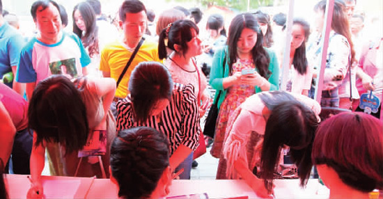 相親現(xiàn)場(chǎng)，嘉賓積極報(bào)名　　