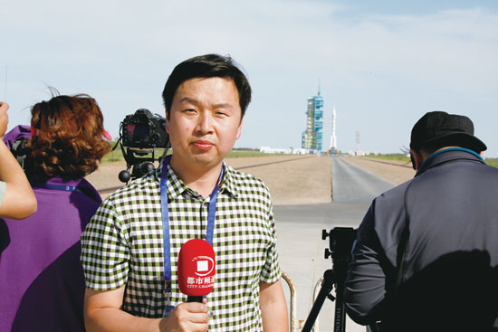 劉瑞鋒回憶，從“神舟十號”在視線中出現(xiàn)到消失的兩分鐘內(nèi)，他們的兩臺攝像機、一臺照相機就在不停地拍、拍