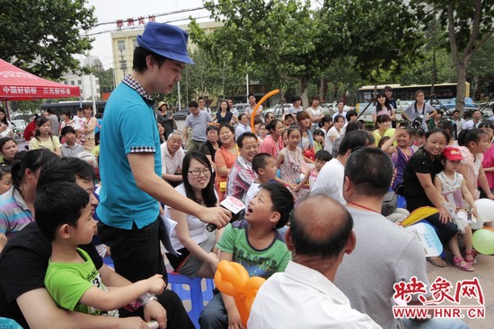 河南電視臺(tái)都市頻道主持人郭嘉寧與現(xiàn)場(chǎng)觀眾互動(dòng)