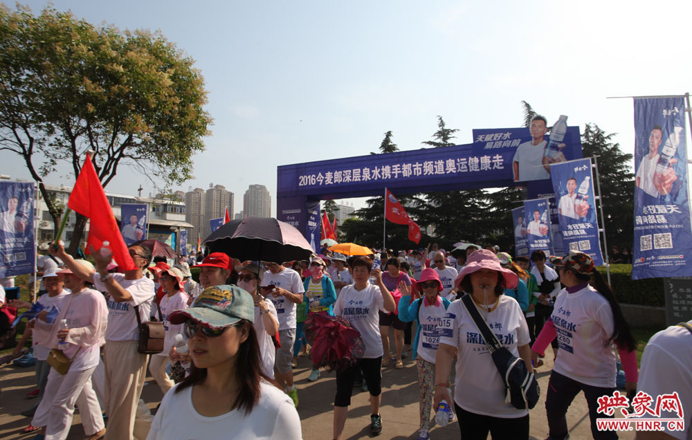 各個參賽隊伍從起點出發(fā) 各個參賽隊伍從起點出發(fā)