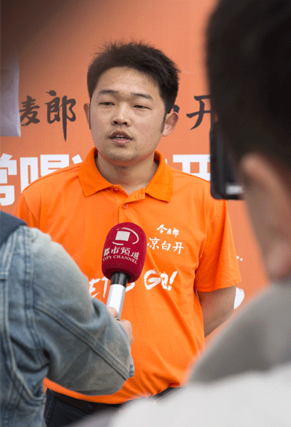 今麥郎飲品股份有限公司開封營(yíng)銷經(jīng)理胡源接受都市頻道記者采訪
