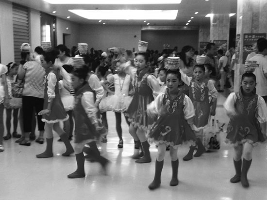 小選手開幕式前練習(xí)蒙古族頂碗舞