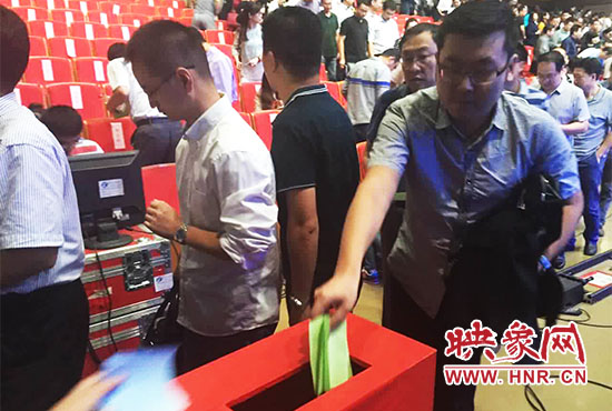 專家、評(píng)委、全局干部職工代表現(xiàn)場(chǎng)投票。