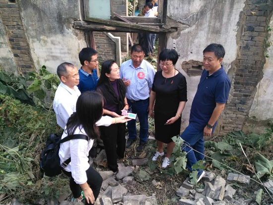 公共頻道總監(jiān)和幸福使者愛(ài)心人士一起探訪吳傳青家