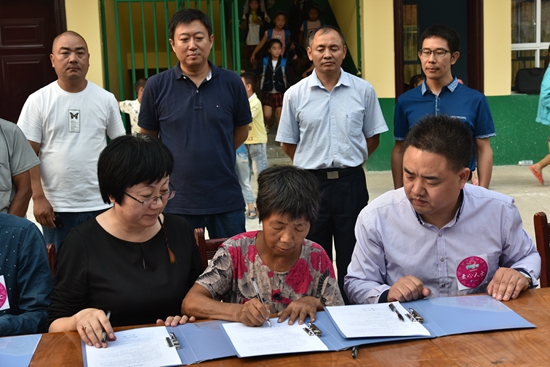 幸福使者、愛(ài)心人士與魏學(xué)秀一起簽訂幫扶協(xié)議