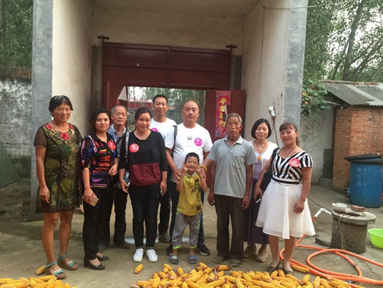 幸福使者、愛(ài)心人士與吳國(guó)祿一家合影