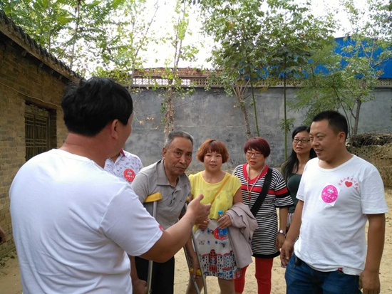 幸福使者和愛(ài)心人士一起看望吳傳亭