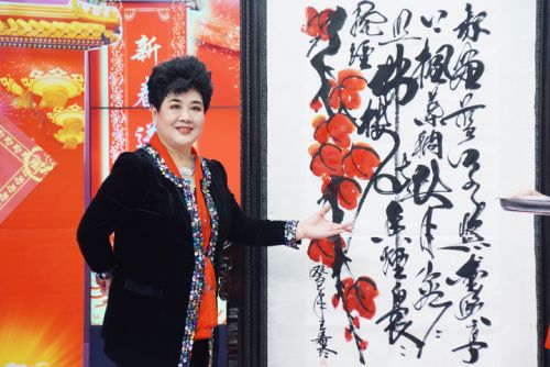 公司特聘請(qǐng)國家一級(jí)著名豫劇演員王希玲作為春節(jié)期間“歡騰購物”形象大使