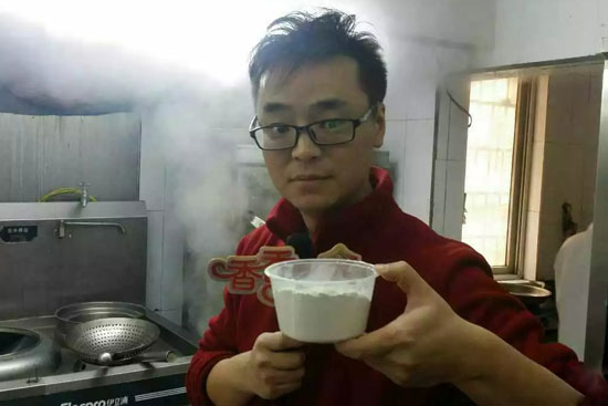 小飛手里端的是什么材料？