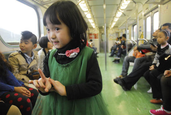 開(kāi)往花蓮火車上，“戲曲小精靈”張楚怡練嗓