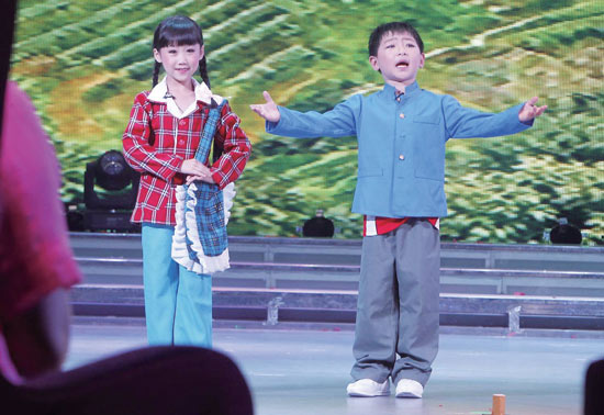 孩子們的表演有模有樣，讓人忍俊不禁