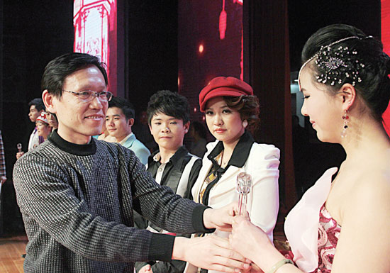 2013年2月1日，《對9當(dāng)歌》總決賽在鄭州開唱。圖為東方今報副社長胡楊為選手頒獎