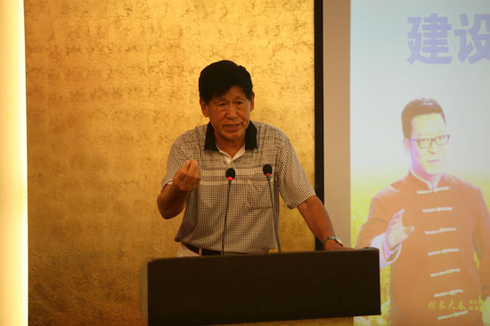 原河南省農(nóng)業(yè)廳副廳長、現(xiàn)任河南省土壤肥料協(xié)會秘書長肖興貴發(fā)表講話