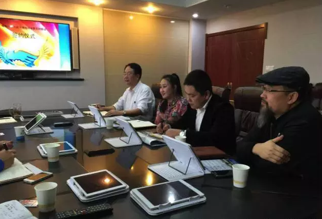 從右至左依次為趙財(cái)神，雅購(gòu)供銷(xiāo)CEO許濤，農(nóng)團(tuán)聯(lián)盟創(chuàng)始人王婷。