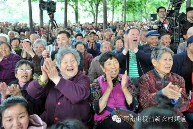 藝術(shù)家賣力演出，觀眾高聲叫好