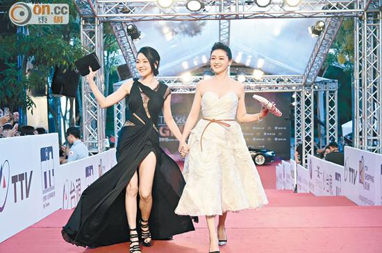 大Ｓ（右）和?。訝渴肿呒t地毯。