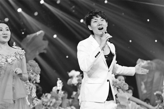 在青歌賽頒獎(jiǎng)盛典上，王晰的超炫男低音再次引爆全場(chǎng)
