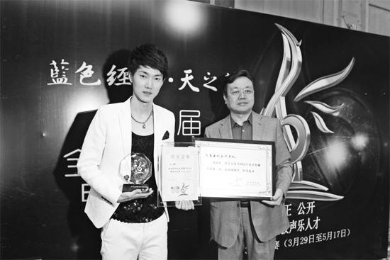 王晰領(lǐng)取流行組冠軍獎(jiǎng)，河南電視臺(tái)藝術(shù)總監(jiān)李暄代表河南電視臺(tái)領(lǐng)取第15屆青歌賽團(tuán)體獎(jiǎng)