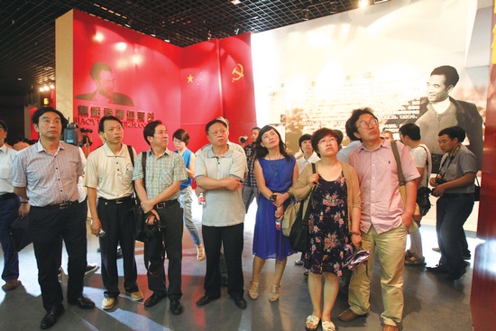 河南電視臺、河南人民廣播電臺、河南省詩歌學會的專家、詩人、記者等數(shù)十人赴蘭考焦裕祿紀念園采風學習