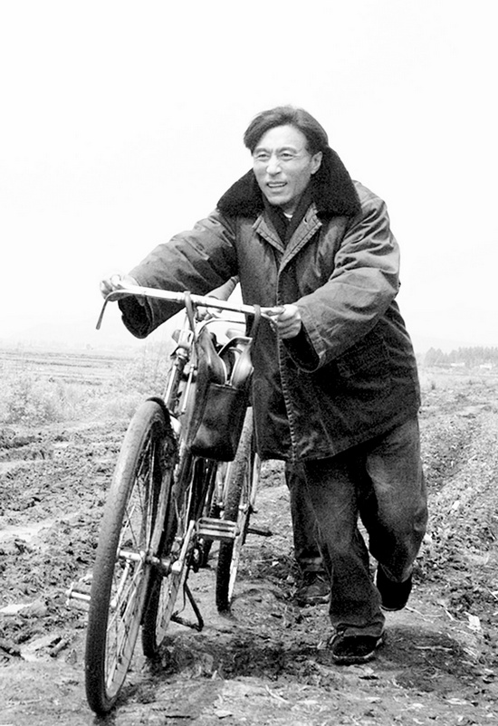 怕乘汽車(chē)跑太快聽(tīng)不見(jiàn)群眾說(shuō)話，焦裕祿下基層總是靠自行車(chē) 《焦裕祿》劇照