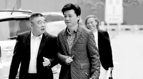 錢文忠（左）、小崔、蔡志忠（后）三位大咖步入錄制現(xiàn)場