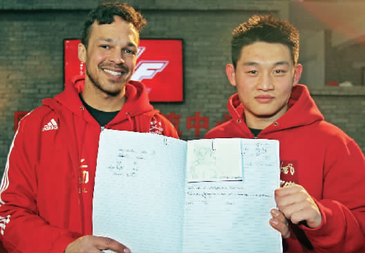 　　約瑟夫手繪了每個(gè)選手的肖像，認(rèn)認(rèn)真真地用字母拼寫出選手的中文名字附注?！翱?，這個(gè)是鄭召玉喲”