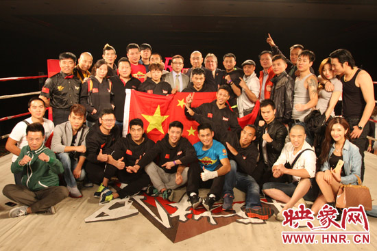河南衛(wèi)視《武林風(fēng)》欄目選手和工作人員一起為中國加油