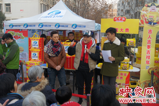 范軍、張竟達在社區(qū)與群眾親切互動