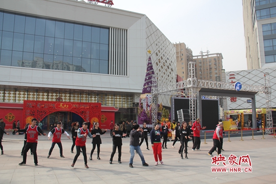 河南衛(wèi)視舉辦的“看大劇，送福利”活動 王志/攝