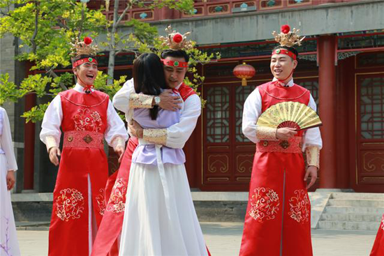 明道蔣方舟擁抱