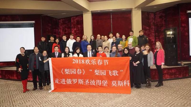 《梨園春》與俄羅斯文化學(xué)者開展座談會(huì)，共同交流中俄藝術(shù)文化的發(fā)展并互贈(zèng)禮物