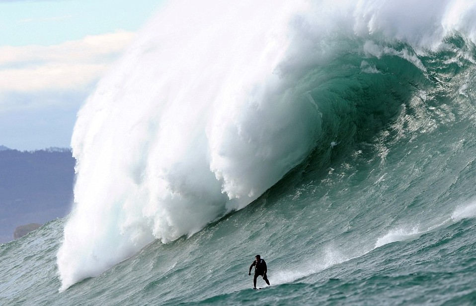 與20米高巨浪嬉戲！神勇弄潮兒沖浪場面超震撼
