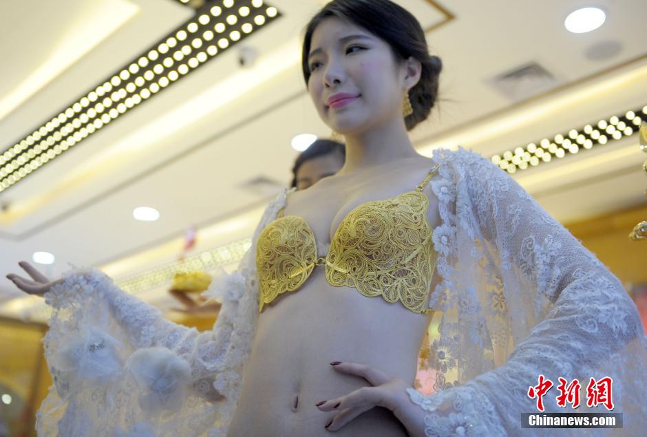 模特身著價(jià)值百萬黃金內(nèi)衣走秀引圍觀