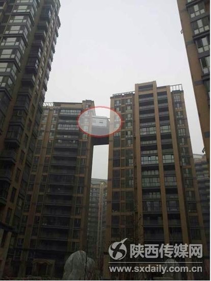 西安現(xiàn)最?!疤鞓颉?兩樓之間建起“空中走廊” 西安現(xiàn)最牛“天橋” 兩樓之間建起“空中走廊”