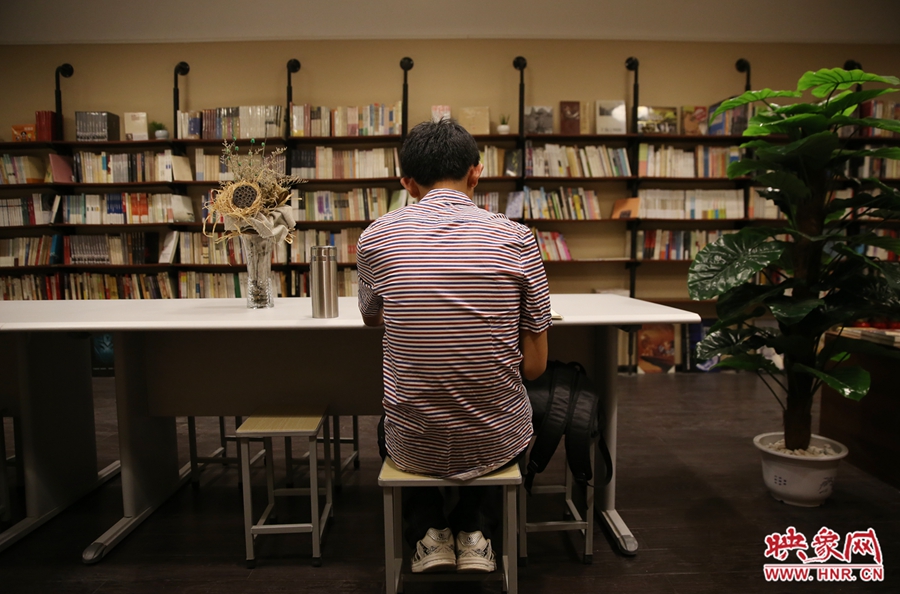 5月23日晚，鄭州一家24小時（周五、周六）書店營業(yè)。慕名而來的客人在看書。