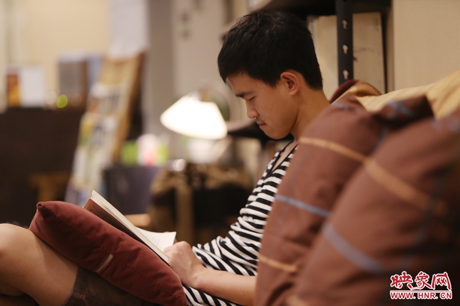 徐浩然，24歲，圖書編輯：在書店看紙質(zhì)書，意境會更深一些。