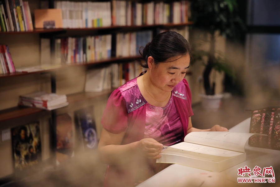 王艷、44歲，某醫(yī)院醫(yī)生：白天沒有時間，晚上帶小孩來這里培養(yǎng)她們的讀書習(xí)慣。