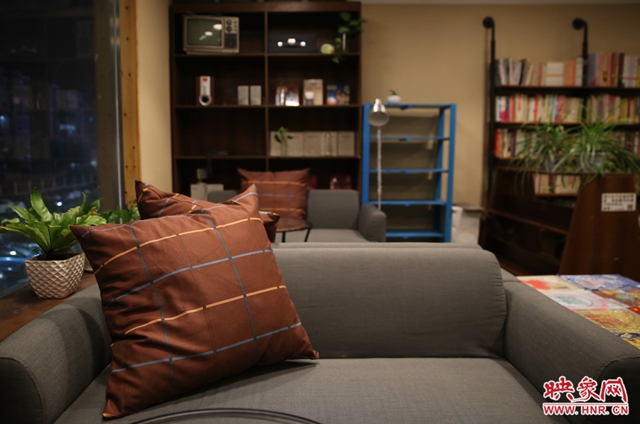 書店內(nèi)的布置非常溫馨，有種家里書屋的感覺。